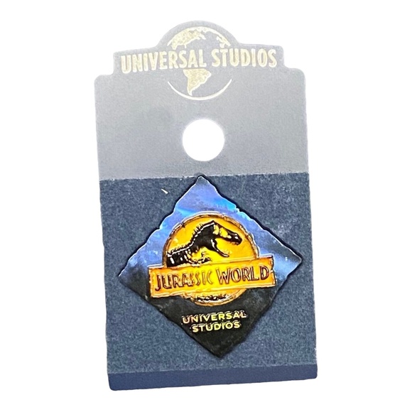 Universal Studios Jurassic World Amber Logo Pin - Picture 1 of 2
